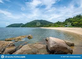 Die entfernung zwischen ihnen beträgt 300 kilometer. Der Strand Der Insel Penang Liegt Neben Dem Tropischen Regenwald Des Penang Nationalparks Stockfoto Bild Von Park Wellenbrecher 156771386