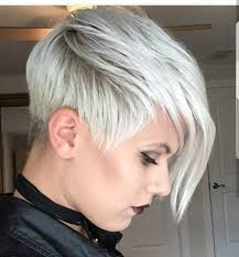 Bon ton o super moderno, ecco tutte le varianti di caschetto di tendenza per la primavera . Come Curare I Capelli Bianchi Tagli Trattamenti E Make Up Per Valorizzarli