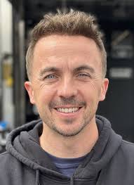 Bugün öğrendim ki Frankie Muniz (Malcolm in the Middle'dan Malcolm) artık  Kingsfoil'de davulcu ve profesyonel bir yarış arabası sürücüsüymüş. :  r/todayilearned