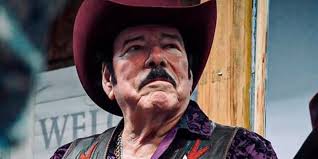 Se define Lalo Mora como un mal esposo al celebrar a su esposa