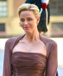 La princesse charlène de monaco suit ainsi la nouvelle mode des cheveux courts. L Evolution Capillaire De Charlene De Monaco 8 Coiffures En 14 Ans