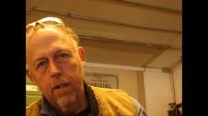 12 Volt hydraulic lift.