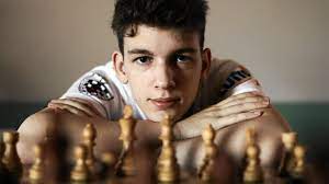 Pierwszy tytuł mistrza świata zdobył już w 2008 roku w kategorii do lat 10, a większy rozgłos zyskał w kwietniu 2020 roku, kiedy pokonał magnusa carlsena, mistrza świata i jednego z najlepszych szachistów wszechczasów. Jan Krzysztof Duda Nie Uwazam Sie Za Geniusza Mimo To Planuje Zostac Mistrzem Swiata