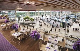 Luxury hotel in middle of busy hotel. Changi Airport Terminal 4