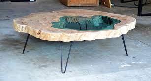 Ils sont disponibles sous forme de variantes de table à manger et de table basse. Table Bois Verre Riviere 04 La Boite Verte