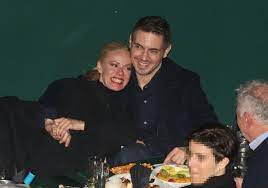 Ο μιχάλης χατζηγιάννης είναι από τους καλλιτέχνες που δεν μας έχουν συνηθίσει να εκφράζουν δημόσια τις απόψεις τους γύρω από ομάδες ωστόσο, η άνοδος της αγαπημένης του κυπριακής ομάδας τον έκανε να προχωρήσει σε μια. Altfgpkohgbbjm