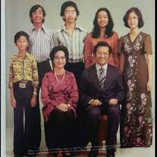 Mahathir memulakan alam persekolahan di sekolah melayu seberang perak pada tahun 1930 selama dua tahun. Keluarga Bahagia Tun Dr Mahathir Malaysiaku Bertuah Facebook