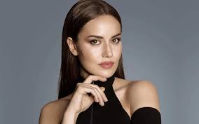 Güzel oyuncu da eşinin bu paylaşımını. Fahriye Evcen In Cocukluk Fotografi Sosyal Medyayi Salladi Temiz Magazin