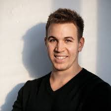 Simone Koch's Instagram, Twitter & Facebook