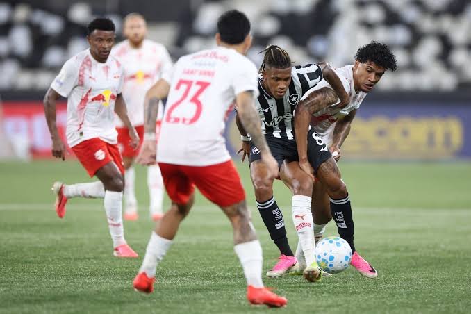 Bragantino sofre expuls&atilde;o, e Botafogo arranca empate no Nilton Santos - Revista PLACAR