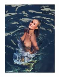 Lui Magazine - Pics of Laeticia Hallyday in Lui Magazine - ImperiodeFamosas