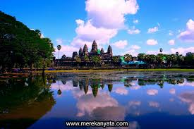 Hubungan antara campa dan khmer ada disebut dalam inskripsi termasuk yang menyatakan bahwa seorang putera raja dari campa telah mengawini seorang puteri khmer. Misteri Angkor Wat Dan Peradaban Bangsa Khmer Di Kamboja Azizpedia