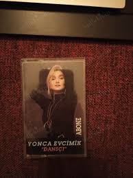 Jun 28, 2021 · yonca evcimik, 57 yıllık hayatına bale, dans, tiyatro, televizyon, sunuculuk, yapımcılık ve akıllara kazınmış onlarca popüler şarkı sığdırdı. Yonca Evcimik Abone Dansci Kaset Nadir Kitap