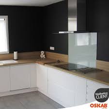 Une cuisine blanche rehaussée de bleu pétrole. Cuisine Blanche Sans Poignee Ipoma Blanc Brillant Oskab Cuisine Blanche Et Bois Cuisine Moderne Credence Cuisine Blanche