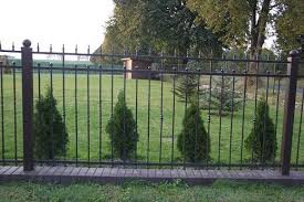 Eine Sehr Ungewohnliche Zaunform Mit Spitzen Und Kugeln Modell Nr 51 Zaune Aus Polen Schmiedeeiserne Zaune Zaun