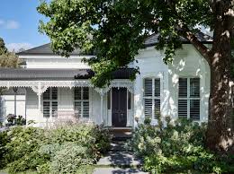 Black And White House Exterior Australia Dulux Vivid White And Colorbond Monument Luminous Fresh Natural And Light Our Whites Make Up House Paint Exterior White Exterior Paint Painted Brick House