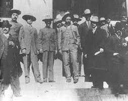 Pancho Villa And Manuel Chao To Villa S Right In Chihuahua Pancho Villa Mexican Revolution Pancho