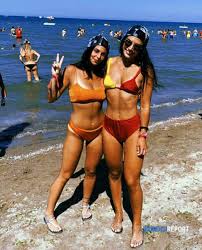 Il costume da bagno a bandeau o fascia è un bikini il cui top non ha spalline o laccetti utili al sostegno del davanzale. Brindisi La Storia Di Alberta Gioia Creatrice Di Costumi Da Bagno