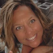 Ashley Knott's Instagram, Twitter & Facebook