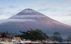 Gunung api kerucut atau biasa juga disebut strato merupakan bentuk gunung api yang paling umum di indonesia. 3 Gunung Api Di Indonesia Berstatus Siaga Kumparan Com