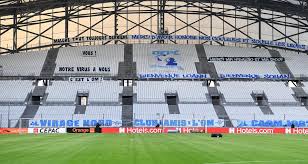 Le paris saint germain l'avait emporté par 2 buts à 1 ce jour là. Om Lens Des Banderoles Installees Au Velodrome