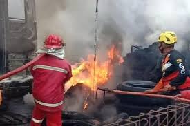 Apa yang dapat dilakukan untuk mengurangi. Garasi Bus Cendana Di Madiun Terbakar 2 Bus Dan 1 Pikap Hangus Terbakar