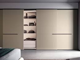 Che la vostra sia una camera da letto in stile moderno o contemporaneo, la scelta di un armadio con ante scorrevoli può essere una perfetta soluzione sia in termini di design che di praticità.perfetti da inserire in ambienti dagli spazi ristretti, dove ad esempio le tradizionali ante potrebbero creare problemi in fase di apertura, gli armadi con ante scorrevoli che stiamo per mostrarvi vi. Armadio Con Ante Scorrevoli Moderno Crea Pianca A Prezzo Scontato