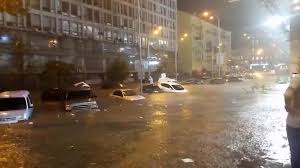 В киеве улицы превратились в бурные реки, вода хлынула в вестибюли метро. Kiev Zatopilo Ulicy Prevratilis V Kanaly Video