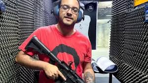 Diego Quaquá, presidente do PT-RJ, posa com armas e anuncia que está fazendo aula de tiro