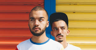 Ils sortent leur premier album la cour des grands en 2015, qui est certifié disque d'or moins de quatre mois après sa sortie puis disque de platine en france. Bigflo Oli In Concert In Front Of 60 000 Spectators The Video That Gives The Chills News24viral