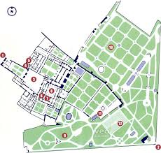 Der magische alcázar in sevilla mit seinen wunderschönen gärten ist das bedeutendste bauwerk der andalusischen hauptstadt. Der Alcazar Palast Ist Zusammen Mit Der Kathedrale Sevillas Wichtigste Sehenswurdigkeit Im Jahre