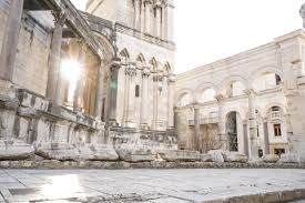 (wenngleich es garantiert günstigere und empfehlenswertere orte für ein abendessen in split gibt, aber zu unseren kulinarischen tipps kommen wir später noch.) Warum Sich Eine Reise Nach Split Besonders Lohnt Comewithus2