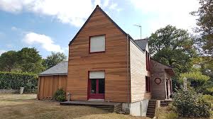 La pose d'un bardage bois permet d'embellir et protéger votre façade mais elle est également un moyen efficace d'améliorer l'isolation thermique et phonique de votre maison. Bardage 44 85 49 Pour Relooker Sa Maison Tendance Bardage Terrasse