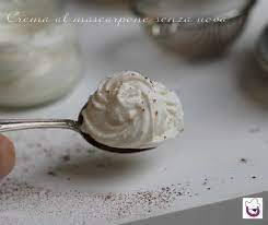 Iniziare la preparazione della crema al mascarpone senza uova versando la panna liquida ben fredda all'interno di un ampio recipiente, nel caso in cui si voglia procedere con l'utilizzo delle fruste elettriche, oppure all'interno della planetaria. Crema Al Mascarpone Senza Uova