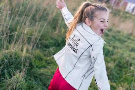 De leeftijd van instemming varieert ook. Wint Senna Bellod Veed Award Voor Beste Nieuwkomer Kidsweek