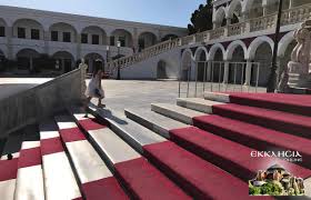 Όμως η κορύφωση του θαύματος ήταν αυτή, αφού μετά απ' αυτό τον. Panagia Thnoy Twra Panw Apo 10 000 Pistoi Tis Teleytaies Hmeres Fwtoreportaz Ekklhsia Online