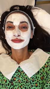 Sunt în cea mai conștientă perioadă a vieții mele: perioada prevenției 💚,  Iar pentru că vara trece, pielea rămâne, am decis să acționez: am ales un  tratament facial de curățare și hidratare la ...