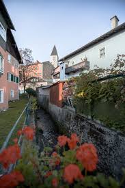 When you search for times and tickets, we might also show you some other options with multiple connections or operators if they're. Historische Altstadt Hallein