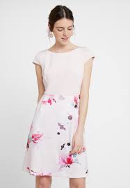 Die einladung zu einer hochzeit lässt unsere herzen immer höher schlagen. Welches Kleid Furs Standesamt Die Schonsten Standesamt Kleider 2019