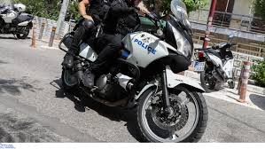 1 day ago · ένας 40χρονος δολοφόνησε το μεσημέρι την 31χρονη σύζυγό του, μέσα στο διαμέρισμα που διέμεναν στην οδό λάμπρου κατσώνη, στη δάφνη και στη συνέχεια πήγε στο αστυνομικό τμήμα της περιοχής, όπου και παραδόθηκε. Dthf1biaj08cim