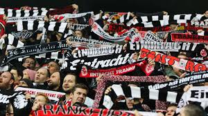 Viele fans sehen den klassenerhalt keinesfalls als sicher an eintracht frankfurt: Eintracht Frankfurt Fans Drucken Sv Waldhof Die Daumen Waldhof Mannheim