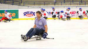 Para hokej (anglicky para ice hockey), do roku 2016 sledge hokej (anglicky sledge ice hockey), je sport, který je příbuzný lednímu hokeji, ale je určen pro handicapované hráče. Cesky Paralympijsky Vybor Parahokej Archivy Cesky Paralympijsky Vybor