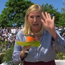 Gleich zweimal: Andrea Kiewel leistet sich bei „ZDF-Fernsehgarten“-Gast unangenehmen Versprecher