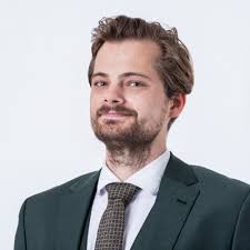 Auch mit drei Wochen und einem Urlaub Abstand fühlt es sich noch immer fast  so gut an wie unmittelbar danach und immerhin darf das obligate  Justitia-Foto auf LinkedIn ja doch nicht fehlen: