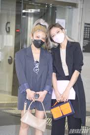 May 12, 2021 · 歌手鍾舒祺（sukie）近日踩入影壇，為馮智恒執導的電影《遺愛》客串外，更獻聲電影主題曲《dream all dreams》。 日前拍攝《dream all dreams》mv時，外表野性剛烈的sukie又感性剖白內心對親情的重視，盡顯柔情一面，她說：「我喺屋企嘅角色係長期講笑，令到屋企嘅. Nxrkv8ym5o964m