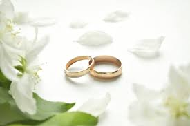 Wedding poses wedding photoshoot wedding shoot wedding rings wedding ring photography engagement. Free Photo Blackboard Near Engagement Ring And Presents