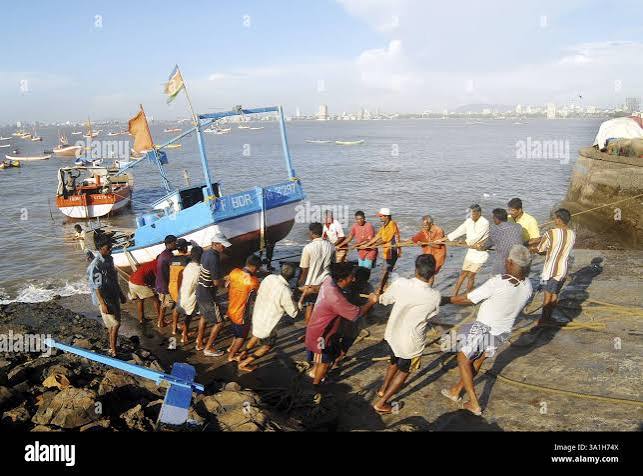 Mumbai fishing boats + monsoon hi-res stock photography and images - Alamy