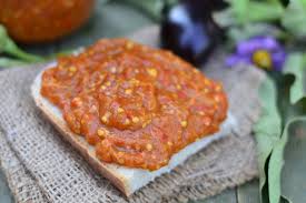 Reteta simpla si usoara de zacusca de vinete, o zacusca aromata si gustoasa, potrivita pentru orice masa, chiar si una mai festiva, cu produse traditionale. Zacusca De Vinete Caietul Cu Retete