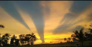 02 mar, 2019 posting komentar. Sunset Di Banyuwangi Mendadak Viral Di Sosial Media Warganet Menyebutnya Langit Siratal Mustaqim Kabar Besuki