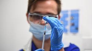 Στις ηπα, μελετάται εάν το εμβόλιο της johnson & johnson για τον κορονοϊό έχει περαιτέρω παρενέργειες, μετά τα περιστατικά θρόμβων στο αίμα σε έξι γυναίκες κάτω των 50 ετών. Koronoios Embolio Johnson Johnson 3ekina H Dianomh Sthn Eyrwpaikh Enwsh